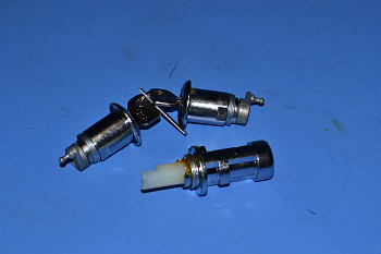 Замок багажника 2105-07 с личинками в сборе  ДААЗ